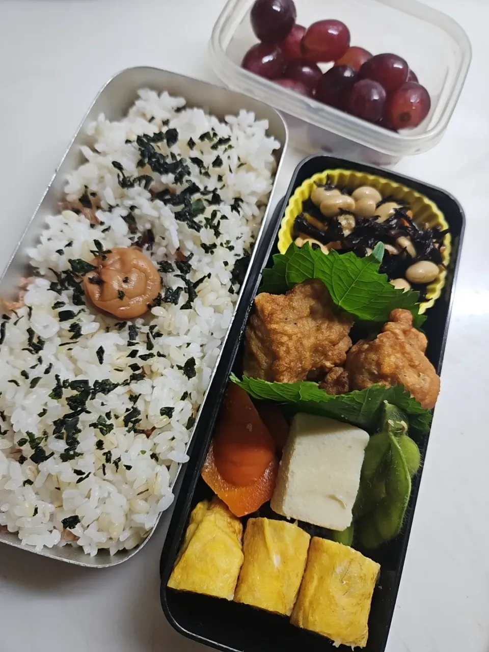 Snapdishの料理写真:☆高校生弁当☆オカカ若芽梅ごはん、ひじき煮物、から揚げ、高野豆腐、枝豆、シラス卵焼き、ブドウ|ｼｮｺﾗさん