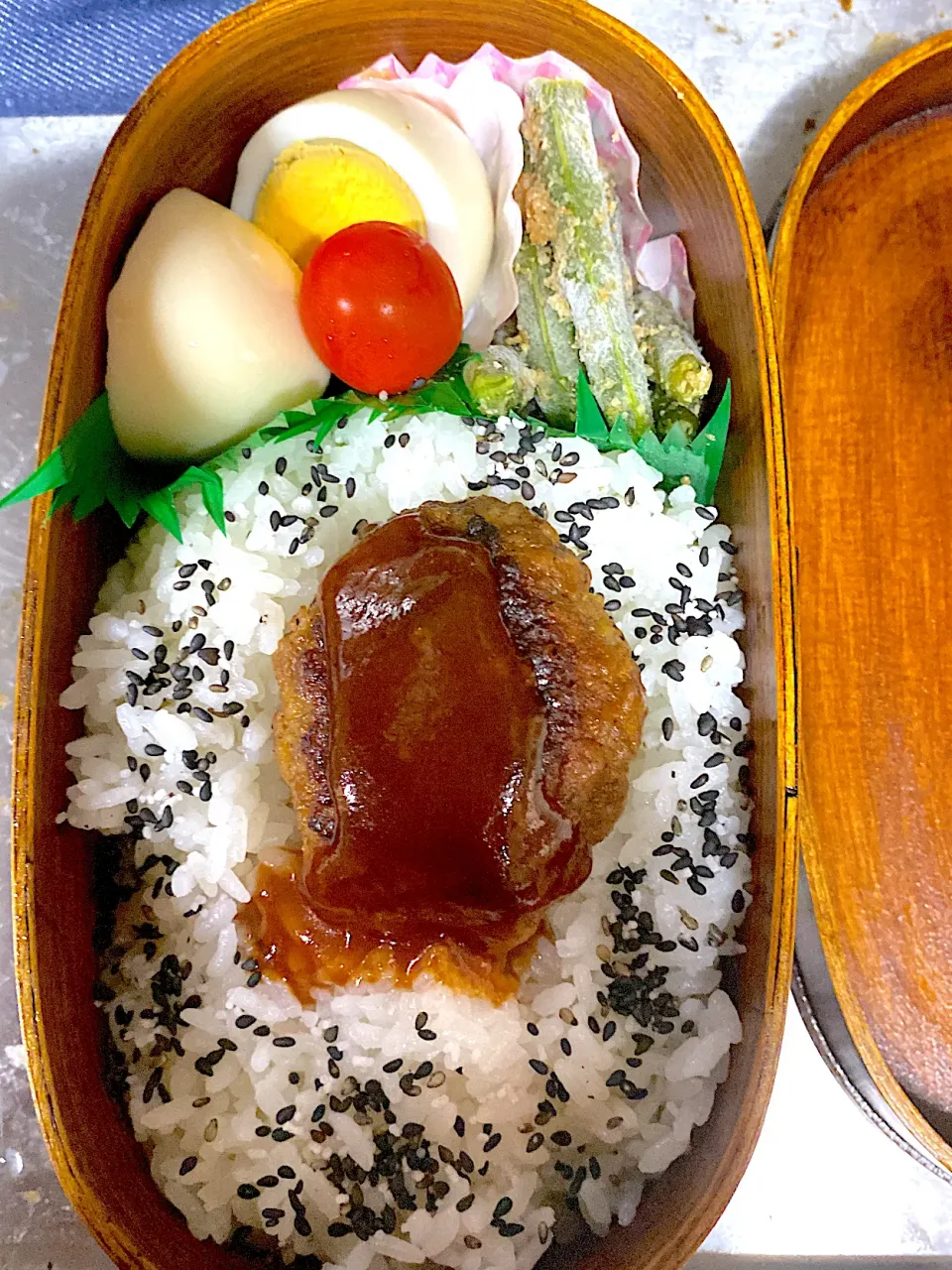 今日は中学生だけ弁当。パパは弁当いらないそうで、、手作りハンバーグに塩味玉。インゲン胡麻和え！|りえはるさん