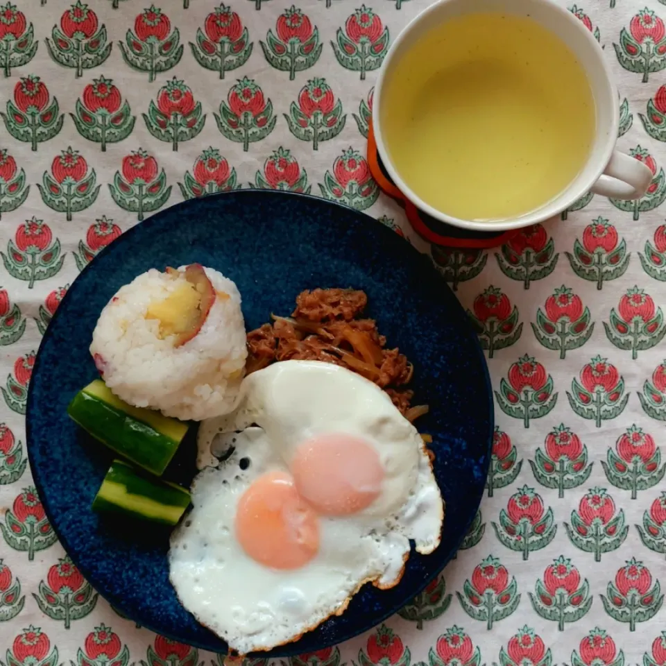 Snapdishの料理写真:さつまいもごはんと牛肉ソース炒め＆目玉焼き|きつねさん