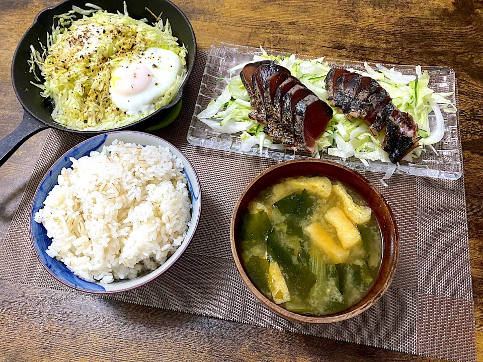 巣篭もりキャベツ　鰹のタタキ　麦ご飯　味噌汁|♡misaki♡さん