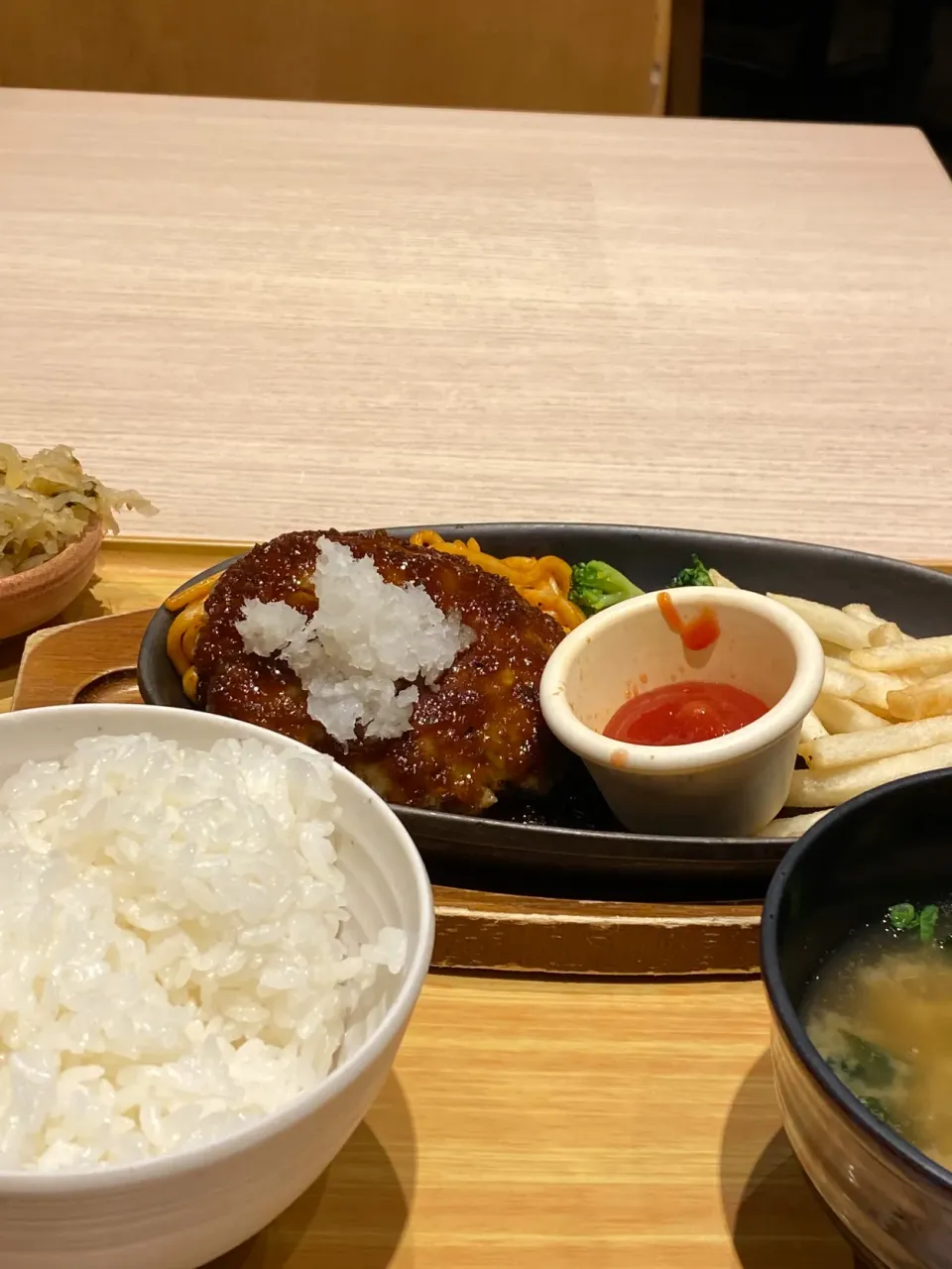 大阪市北区堂山町　やよい軒梅田東店のおろしハンバーグ定食|タカちゃんさん