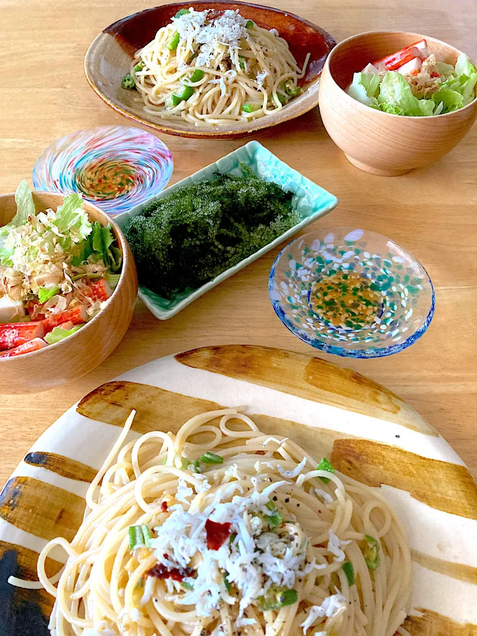 Snapdishの料理写真:しらすとオクラのペペロンチーノ🌶️＊海ブドウ＊野菜とカニカマのサラダ🥗|さくたえさん