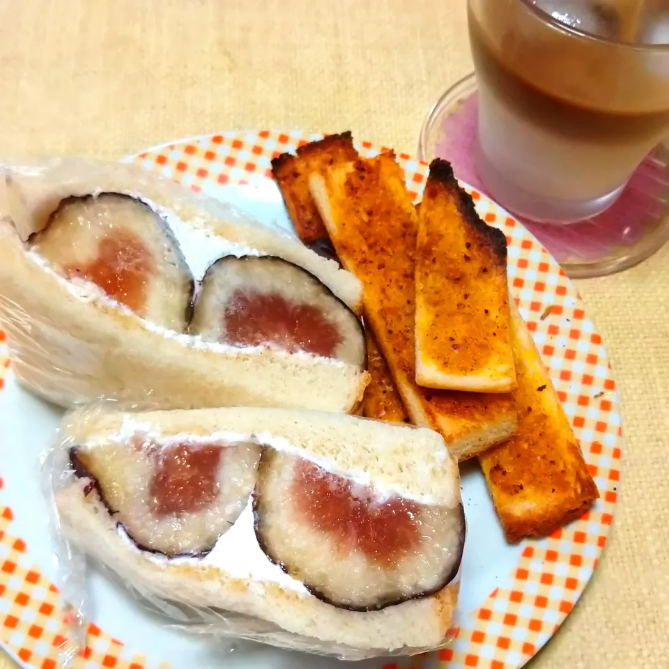 Snapdishの料理写真:いちじくのフルーツサンド|うたかた。さん