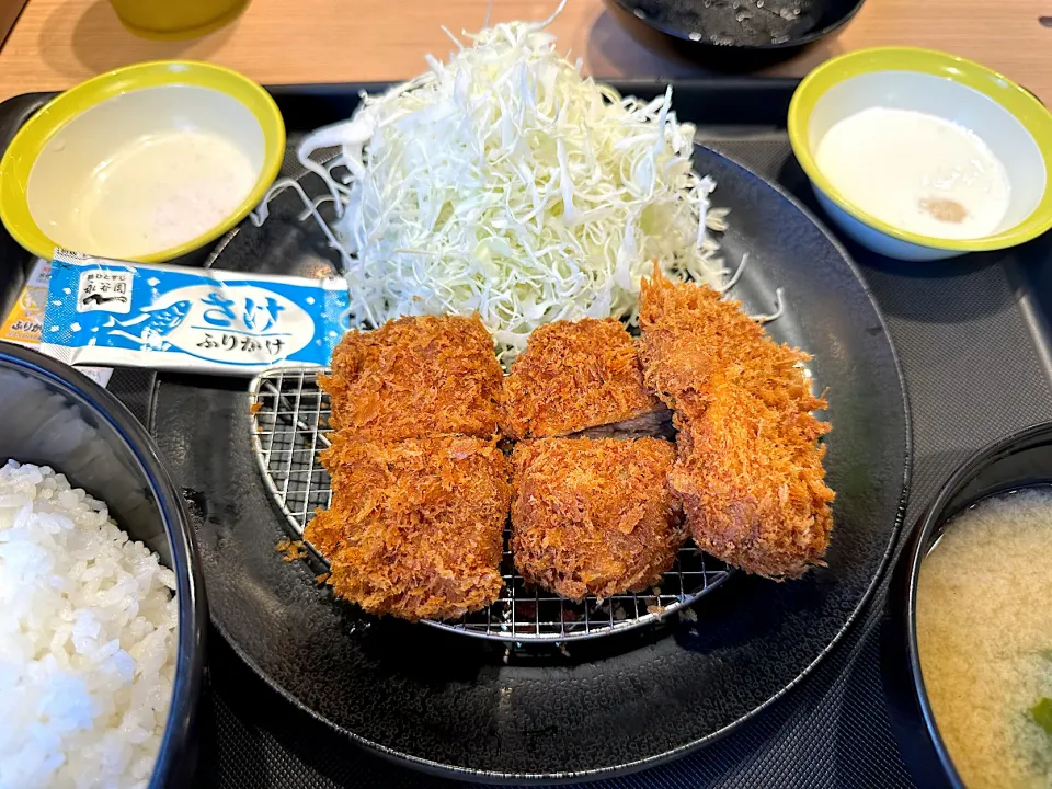 ラムかつ定食ごはん大盛り　サービスふりかけ|マハロ菊池さん