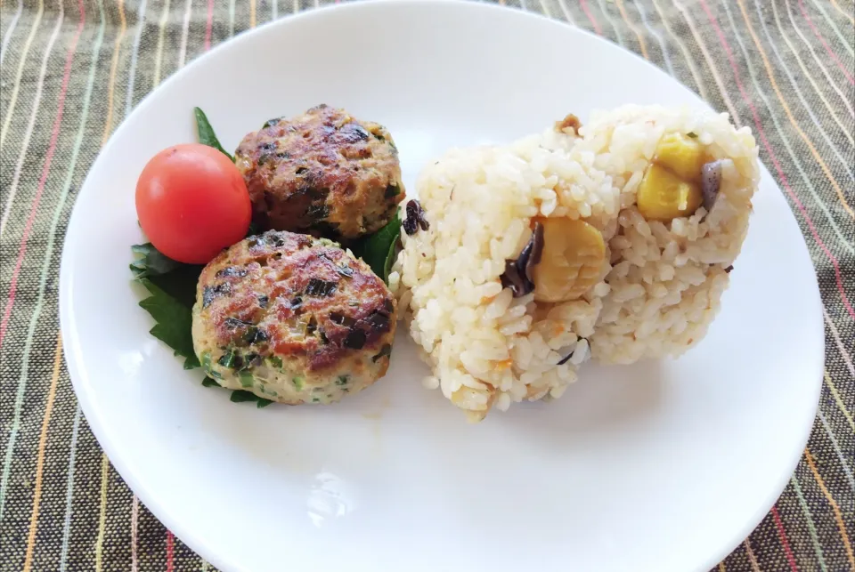 Snapdishの料理写真:栗ご飯🌰ニラ入りつくね|みりん。さん