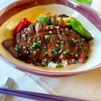 北海道牛ミスジステーキ丼🥩🍆🫑🍄