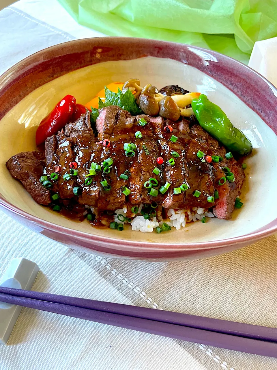 Snapdishの料理写真:北海道牛ミスジステーキ丼🥩🍆🫑🍄|サミカさん