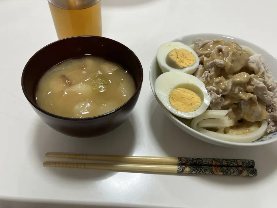 ☆ゴマドレ冷やしうどん（ゆで卵・ゆで豚）☆みそ汁（麩・玉葱）にぃには、ごはんも追加で「腹いっぱい🤣」|Saharaさん