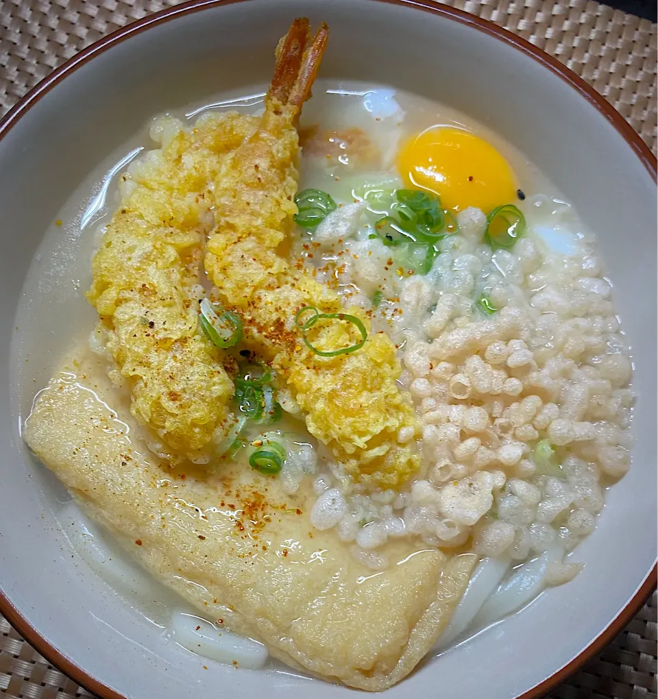 海老天きつね月見うどん|すくらんぶるえっぐさん