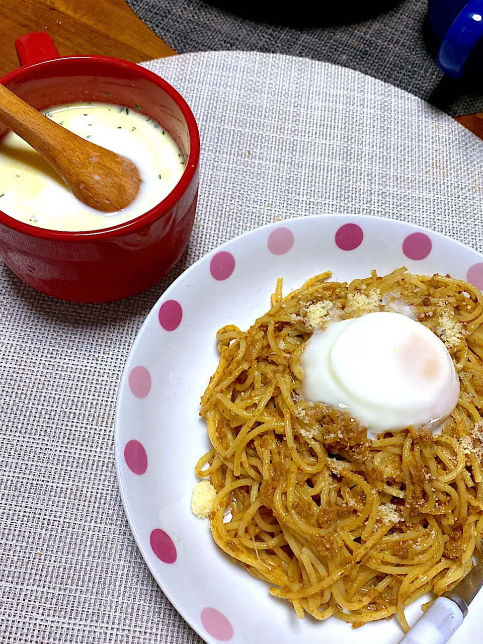 ミートソースパスタ半熟たまご乗せ、冷製コーンポタージュ|kaaaaaさん