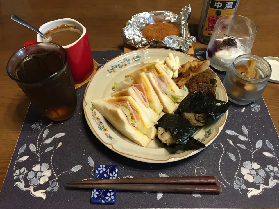 Snapdishの料理写真:トーストサンドイッチ、わさびふりかけと塩昆布の混ぜご飯おにぎり、ビフテキ、焼き餃子、マカロニサラダ、コロッケ、ホットコーヒー、麦茶、バナナ＆カシスジャム入りヨーグルト(昼飯)|enarinさん