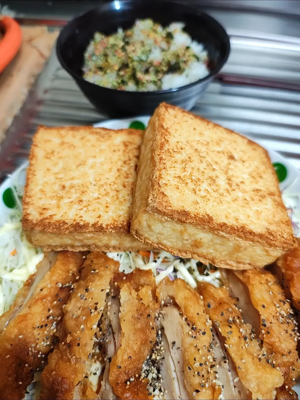 鶏天？鶏カツと厚揚げ焼きとキャベツ千切り|時雨さん