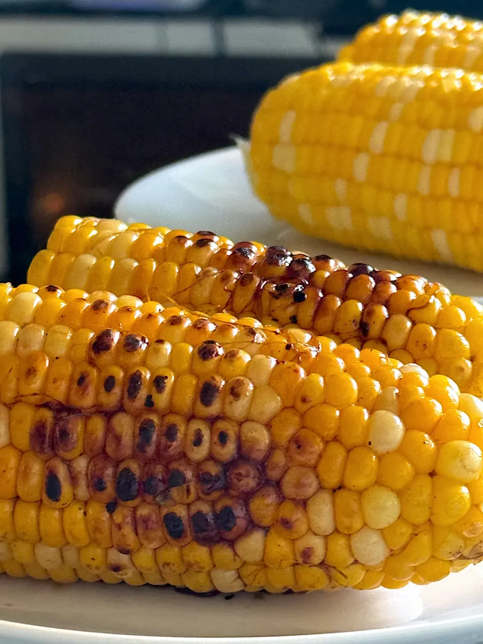 Snapdishの料理写真:焼きとうもろこしとボイル🌽|女神さん