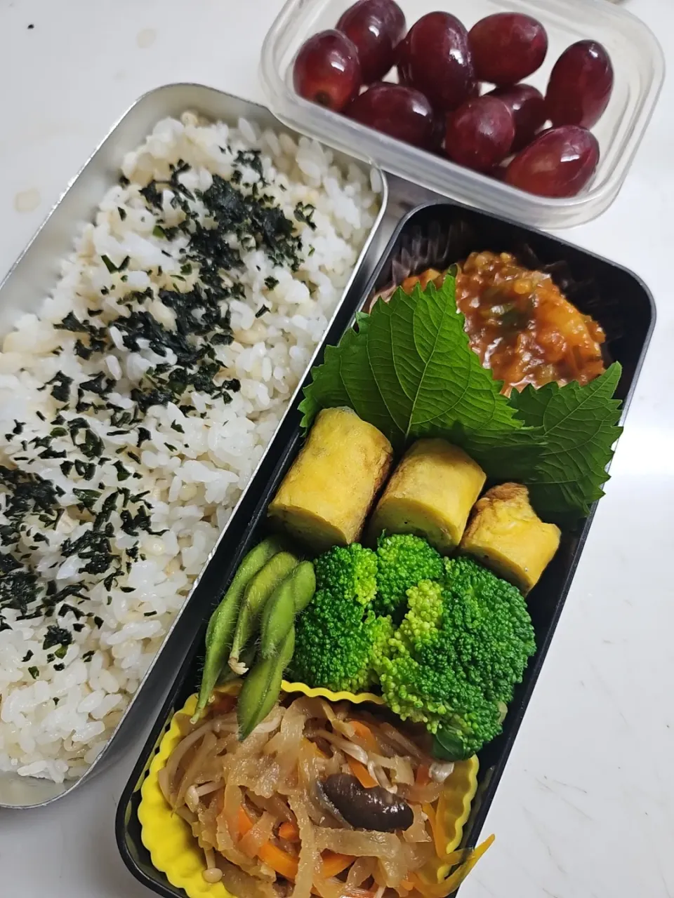 ☆高校生弁当☆若芽ごはん、エビチリ、シラス卵焼き、ブロッコリー、枝豆、切干大根、ブドウ|ｼｮｺﾗさん