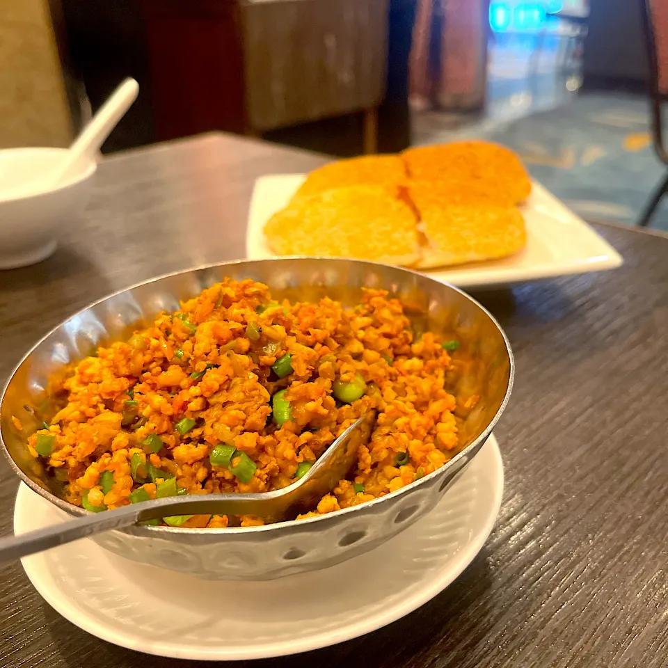 Sautéed minced pork, preserved vegetables, served with sesame pastry|skyblueさん