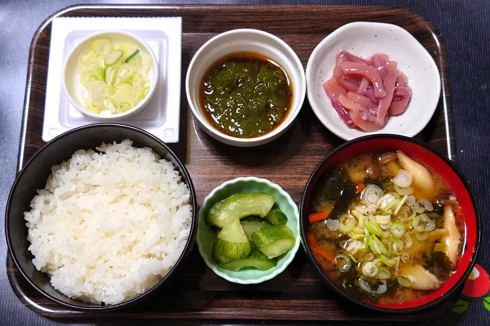 今日の朝ごはん（ごはんは新米・佐賀県産七夕こしひかり、イカ麹漬、めかぶポン酢、納豆、野菜ときのこのみそ汁、はぐらうり漬）|Mars＠釜飯作り研究中さん