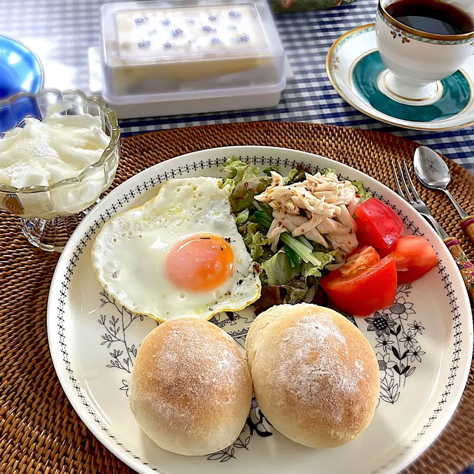 朝ごはん　自家製丸パン　ハニーマスタードチキンサラダ|blue_bird07さん