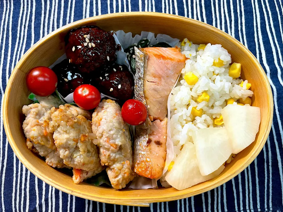 🌽ご飯、つくね、焼鮭、肉団子🍱|なお🅿️さん