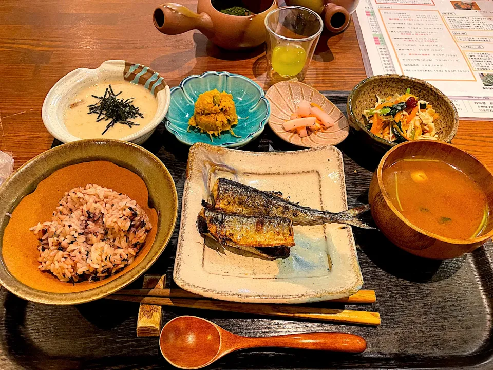 一汁三菜定食（日替わり　さんまの塩焼き）、とろろ汁|こいちさん