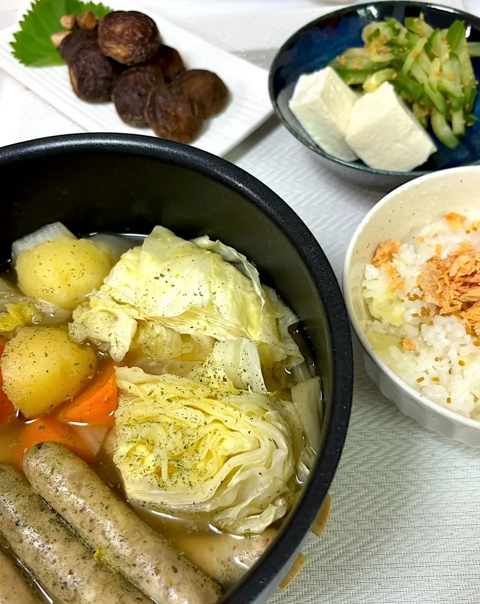 昨夜の晩御飯　ちょっと良いウィンナーでポトフ､ キャベツと鮭炊き込みご飯、ちっさな椎茸素焼き､豆腐麺つゆ漬けと千切りきゅうり|にゃっきさん