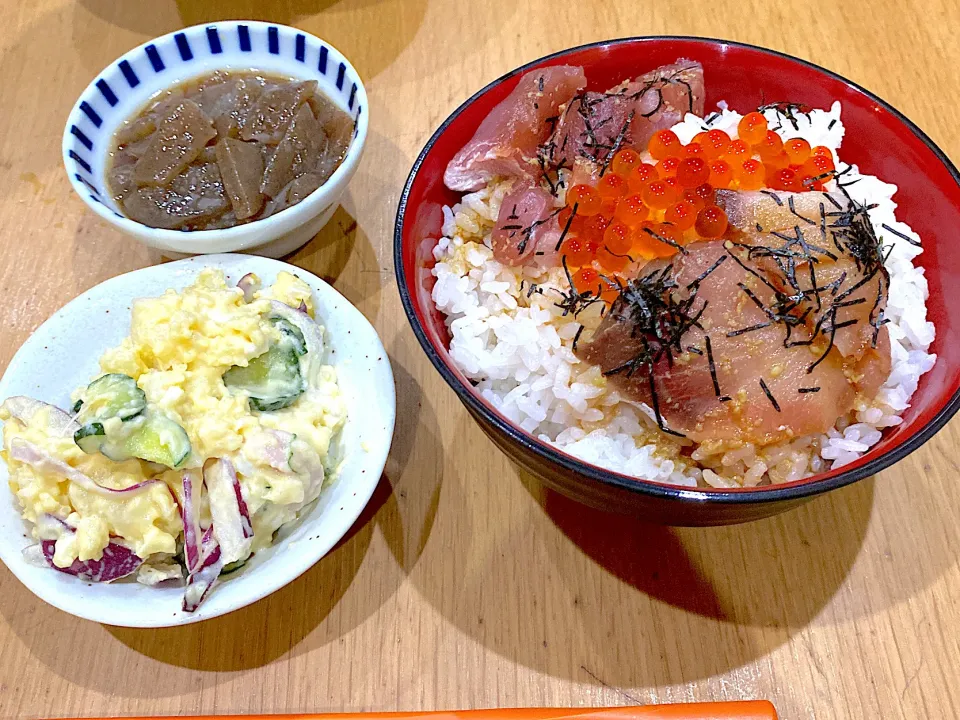 今夜は海鮮丼。ポテサラ。冷やしこんにゃく|りえはるさん