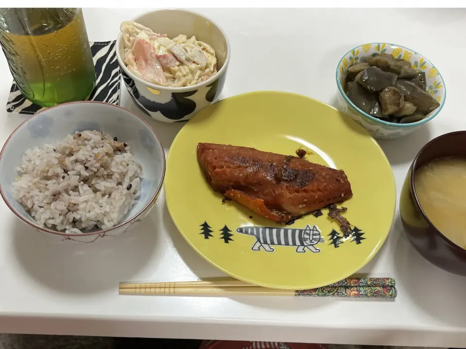 晩御飯☆雑穀米☆みそ汁（白菜・しめじ）☆赤魚みりん☆揚げ茄子の煮浸し☆サラダ（カニカマ・卵・サラダチキン）|Saharaさん