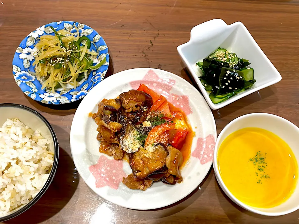 Snapdishの料理写真:豚肩ロースと茄子のトマ味噌炒め　人参ポタージュ　きゅうりとわかめの酢の物　じゃがいもとピーマンのきんぴら|おさむん17さん