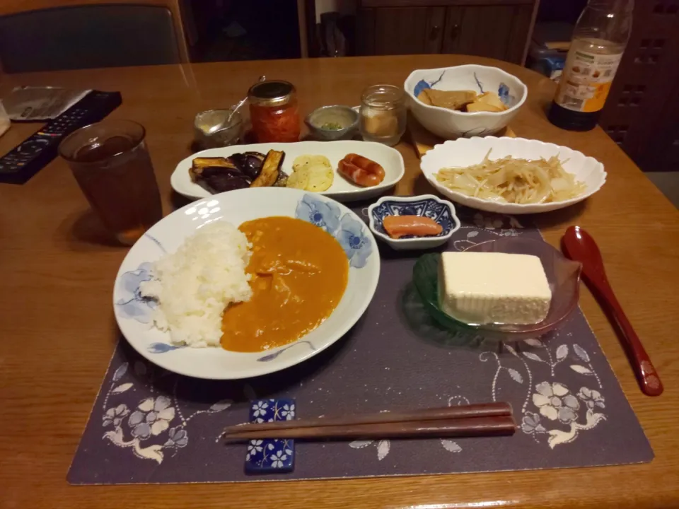 カレーライス、茄子とシャガイモの素揚げ、ウインナー炒め、もやしと玉ねぎの炒め物、冷奴、辛子明太子、煮物、沢庵、麦茶(夕飯)|enarinさん