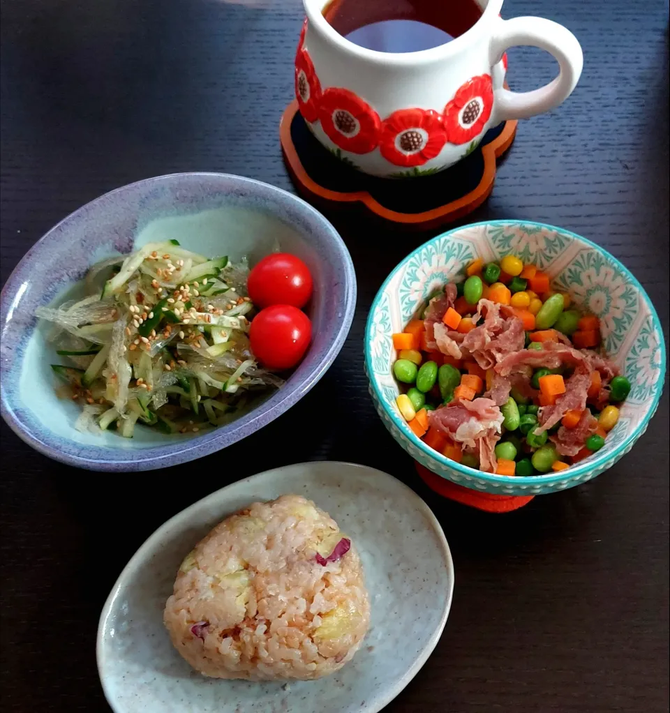 糸寒天サラダ🥗＆さつまいもごはんおにぎり🍠🍙|きつねさん