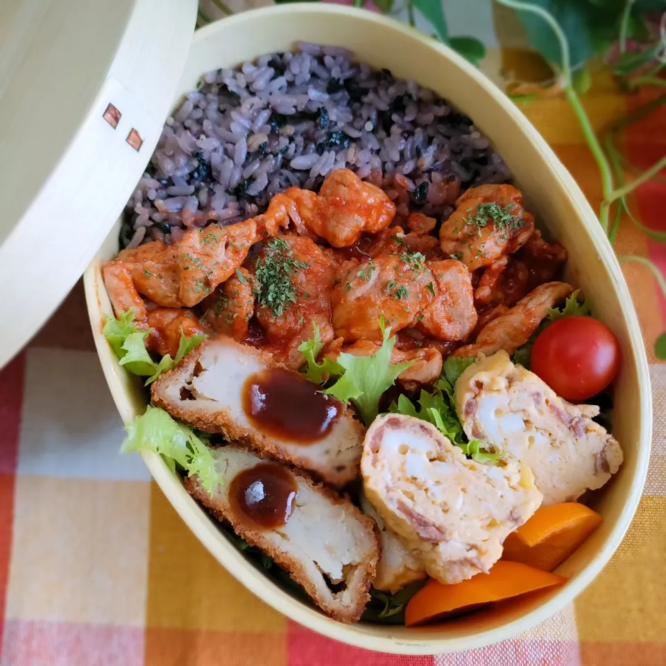 今日のわっぱご飯

豚肉ケチャップ弁当
　梅干し入り厚焼き玉子
　コロッケ

美味しくできました✨|ふかふかごはんさん