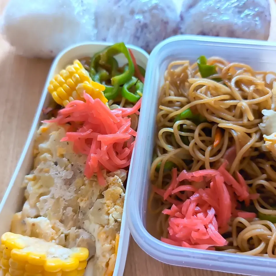 息子と私弁当／焼きそば／豚肉とキャベツの卵とじ／ゆかり🍙／息子は＋温かいご飯と瀬戸内レモンゼリー|チョコさん