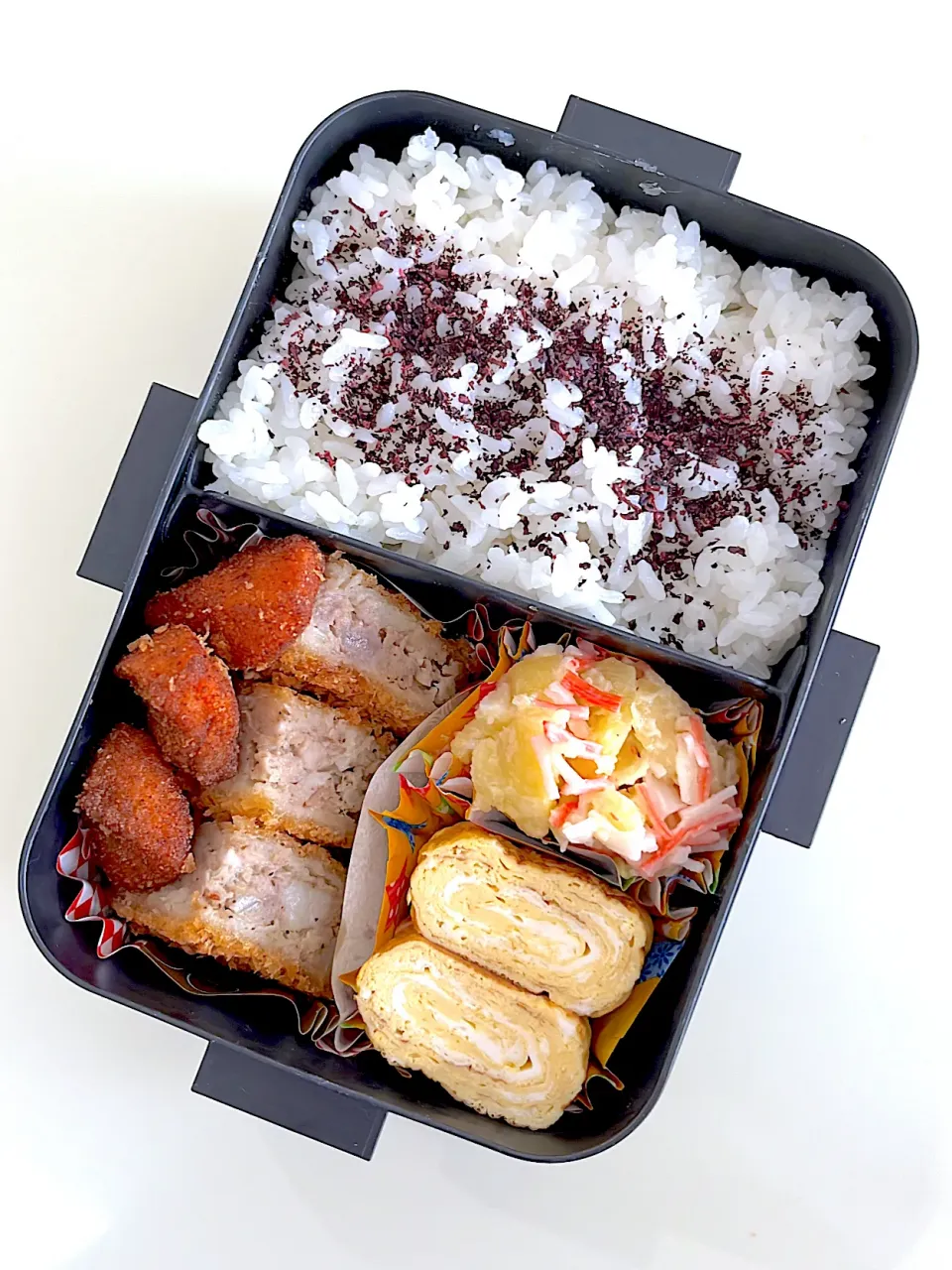 メンチカツとサーモン唐揚げ弁当！|ikumonさん