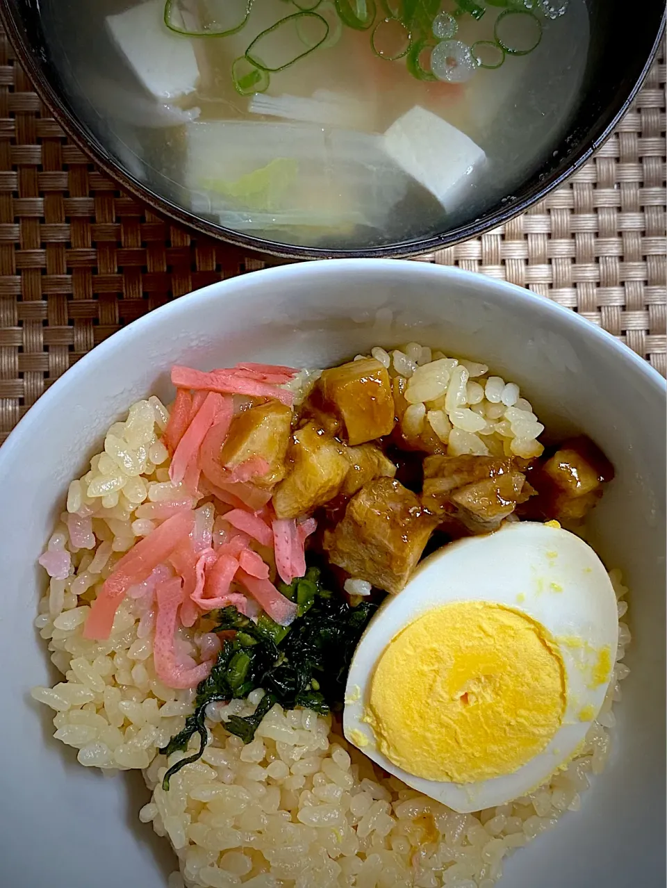 豚の角煮丼|すくらんぶるえっぐさん