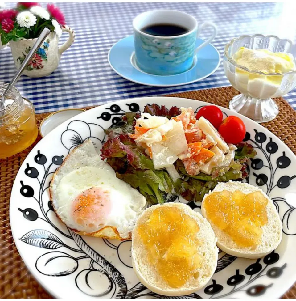 梨尽くしのモーニング☀︎ 丸パン　自家製梨ジャムをのせて🎵　サラダ2種（梨コールスロー🥗蓮根サラダ）　目玉焼き🍳　梨ヨーグルト|blue_bird07さん