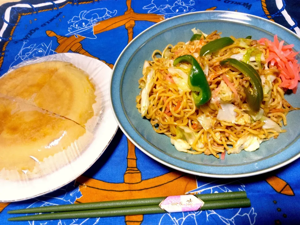 ☕🍞🌄朝食。
焼きそば。ホットケーキ。|りささん