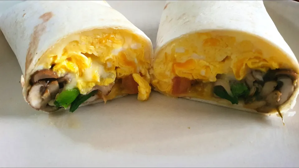 Good morning breakfast wrap
scrambled eggs 
brown mushrooms 
mozarella 🧀 
spring onion butter and black pepper 😋😘💕💕💕|🌷lynnlicious🌷さん