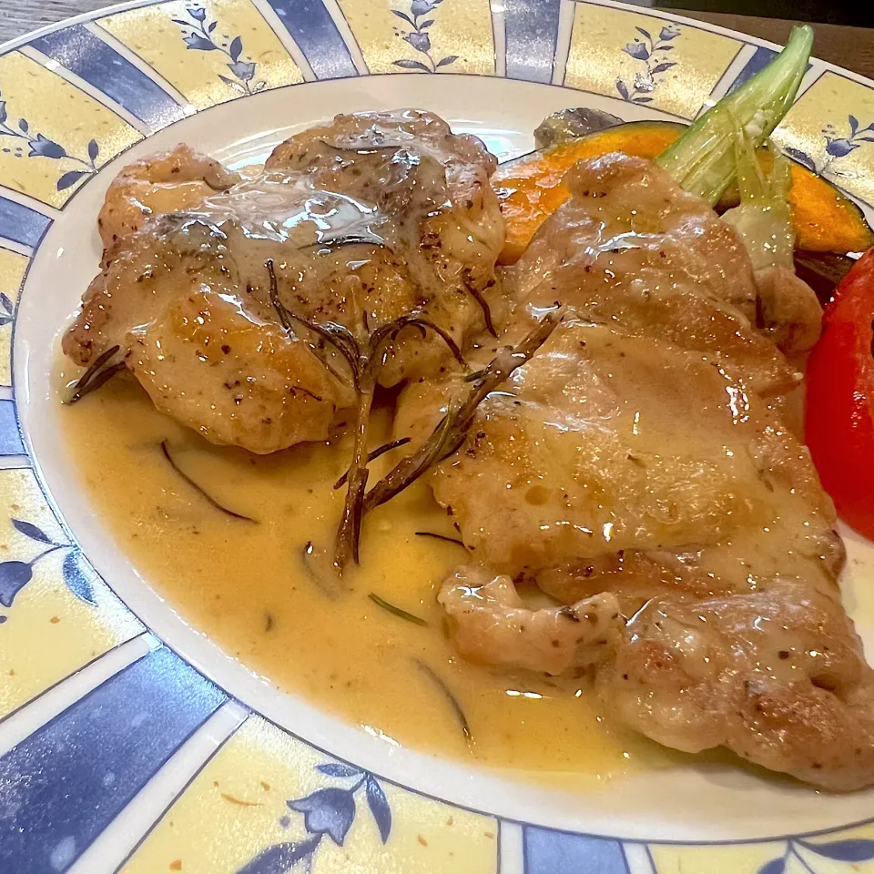 Snapdishの料理写真:鳥取県産大山鶏のスカロッピーネ　レモンバターソース|takashiさん