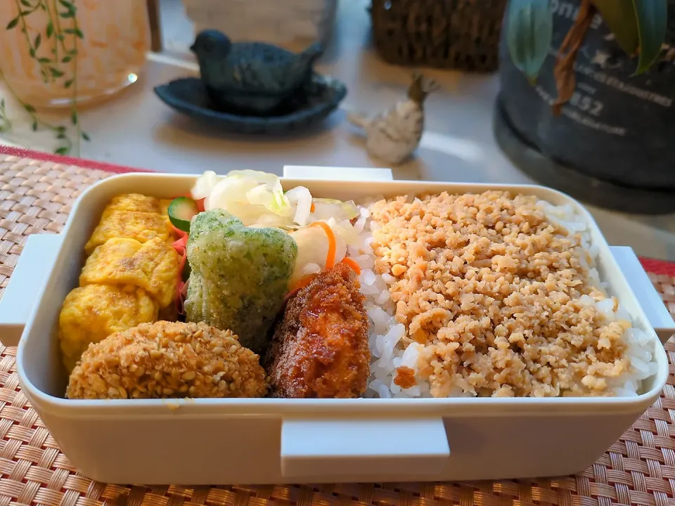 Snapdishの料理写真:鶏そぼろ弁当|まゆみさん