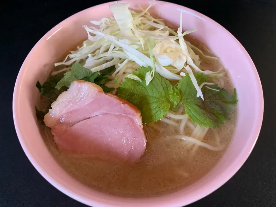 Snapdishの料理写真:海鳴さんのラーメン　モモハムと大葉とキャベツをのせて|そらまめさん