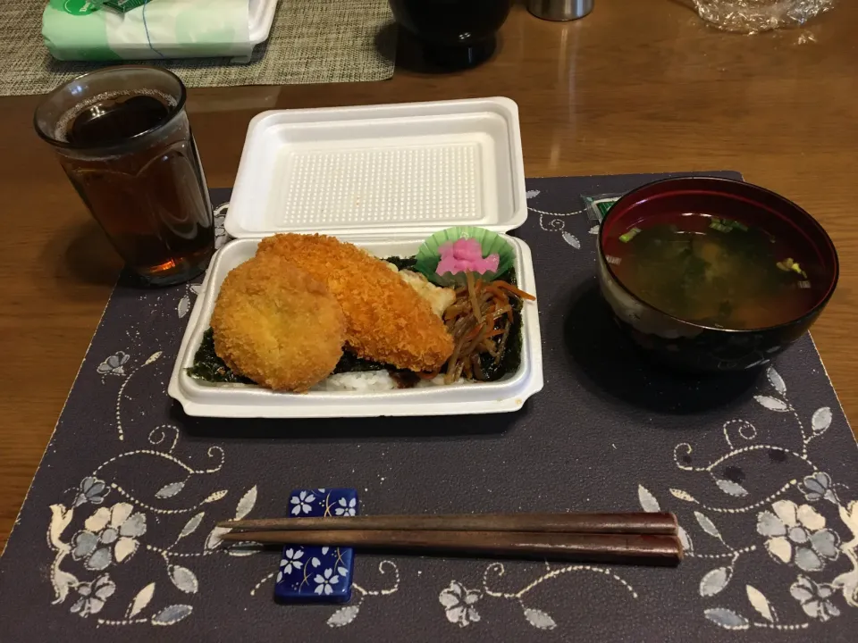 Snapdishの料理写真:のりコロ弁当、しじみの味噌汁、烏龍茶(昼飯、どんどん弁当)|enarinさん