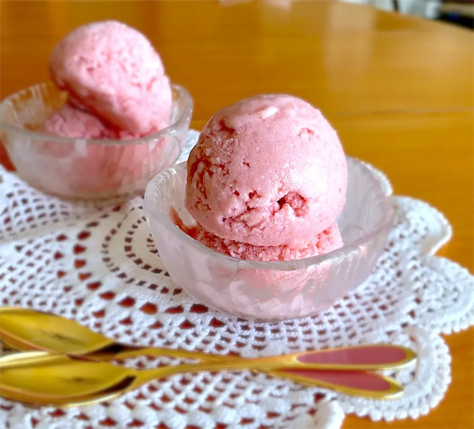 いちごとヨーグルトのシャーベット🍨|とっぴぃさん