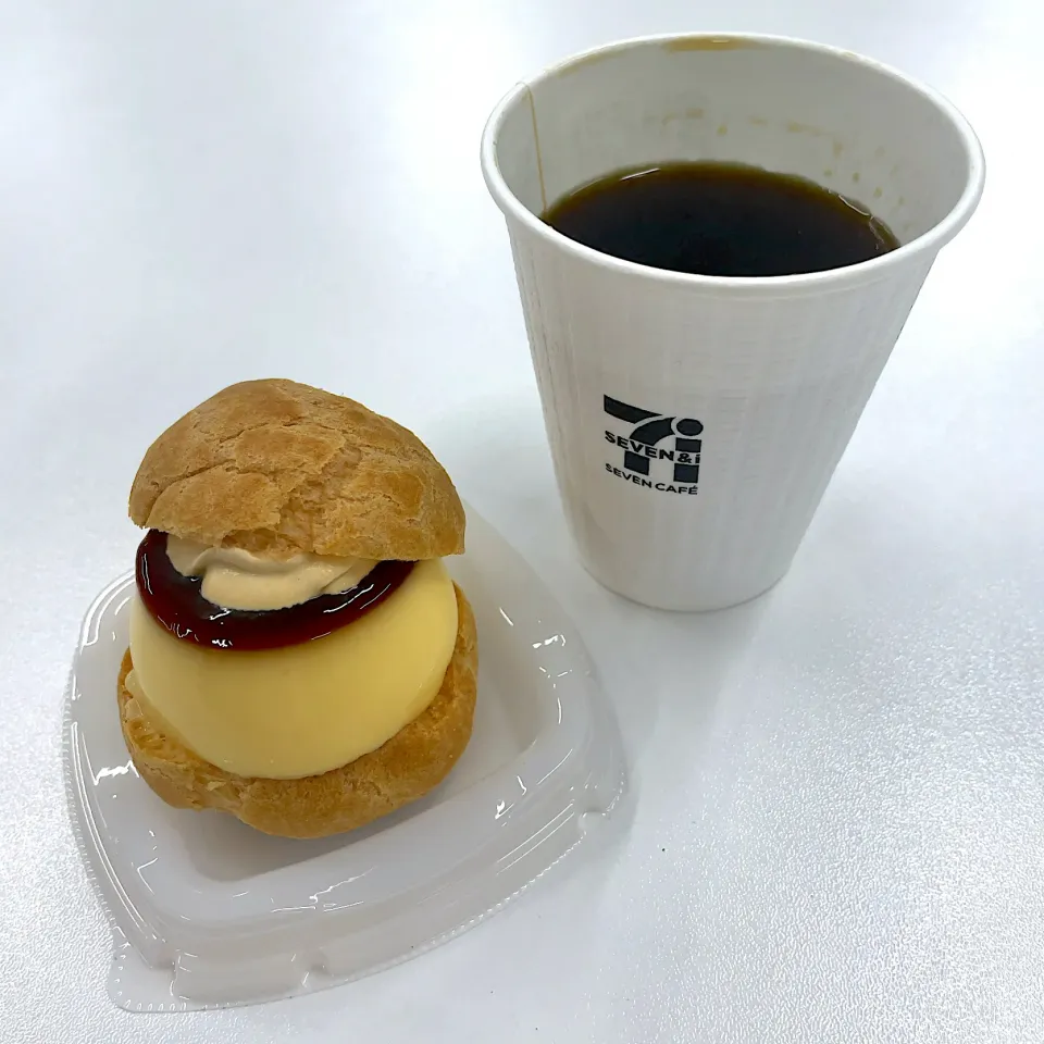 Snapdishの料理写真:まるっとプリンシュー w/ ホットコーヒー|T. Wonderさん