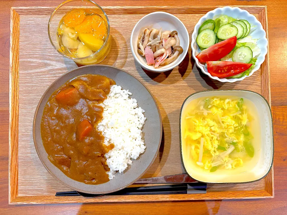 昨日の夜ご飯(カレー、きのこソテー、レタスサラダ、ネギえのきスープ、フルーツポンチ🍊)|cocomikaさん