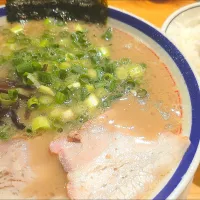 Snapdishの料理写真:【食べログ ラーメンTOKYO 
2017～2023選出店】 
博多長浜らーめん 田中商店 本店 
らーめん（麺やわ、850円） 
＋明太子ごはん（300円） 
@つくばエクスプレス六町14分
24217 (234,107)