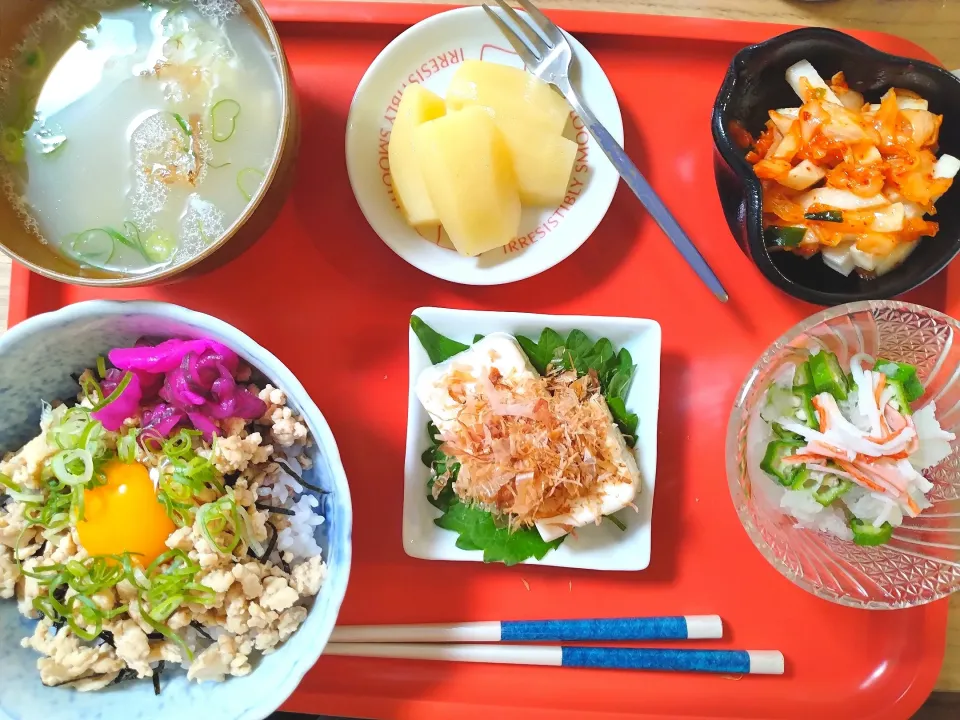 鶏そぼろ丼　山芋キムチ　冷奴　おろしオクラ　キュウイ　おすまし|さゆさん