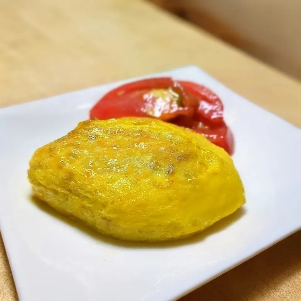 トリさんかくれんぼオムレツ🐣

ふんわりたまごに、ゴロッと鶏胸肉が隠れたヘルシーでたんぱく質が強化できる一品🎶

蒸し焼きすることで固くパサつきがちな鶏むね肉も、箸がすっと通る柔らかさに☺

フレッシュトマトと一緒にいただくと、更にフルーティな味わいを楽しめます✨|森のごはん屋さんさん