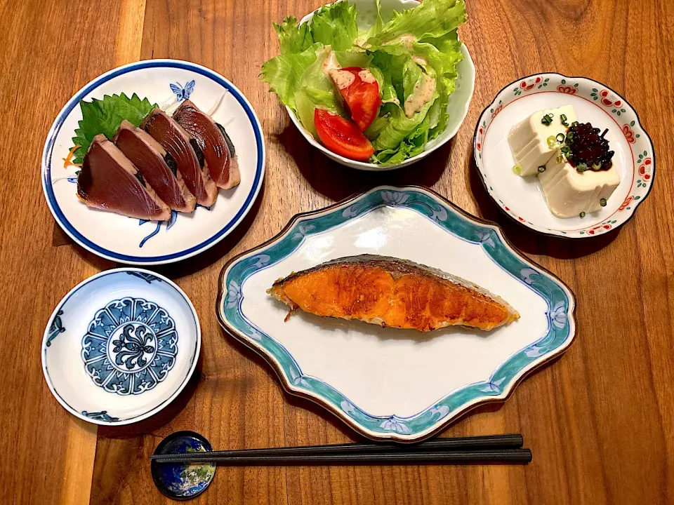 焼き鮭、鰹のタタキ、サラダ、冷奴|カドラさん