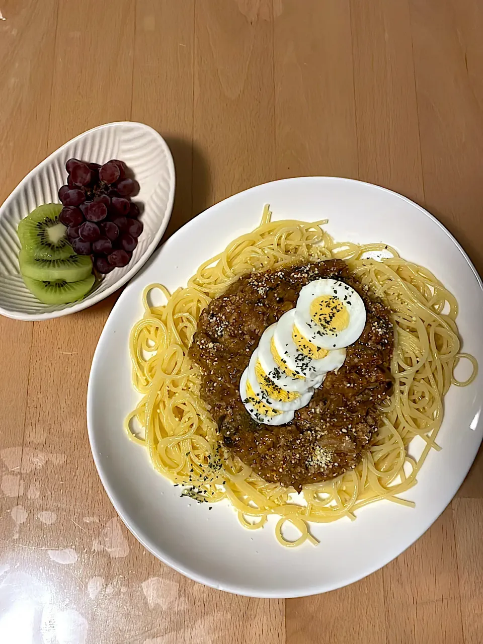 Snapdishの料理写真:ミートソースパスタ　キウイ　ぶどう|そのみさん