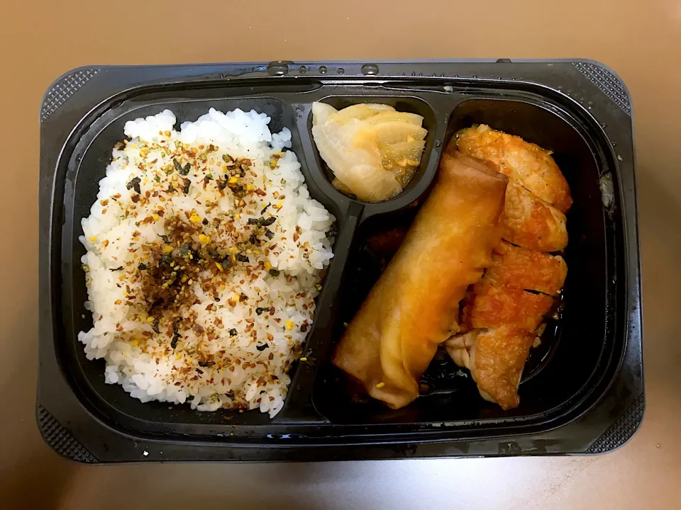 ガスト チキンガーリック＆春巻き弁当|ばーさんさん