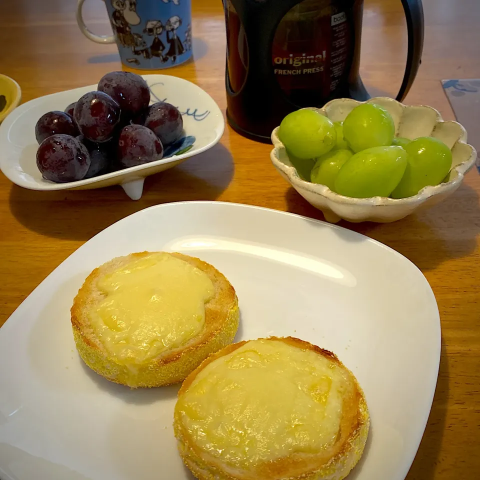 チーズマフィンとぶどう🍇（ピオーネとシャインマスカット）|もえさん